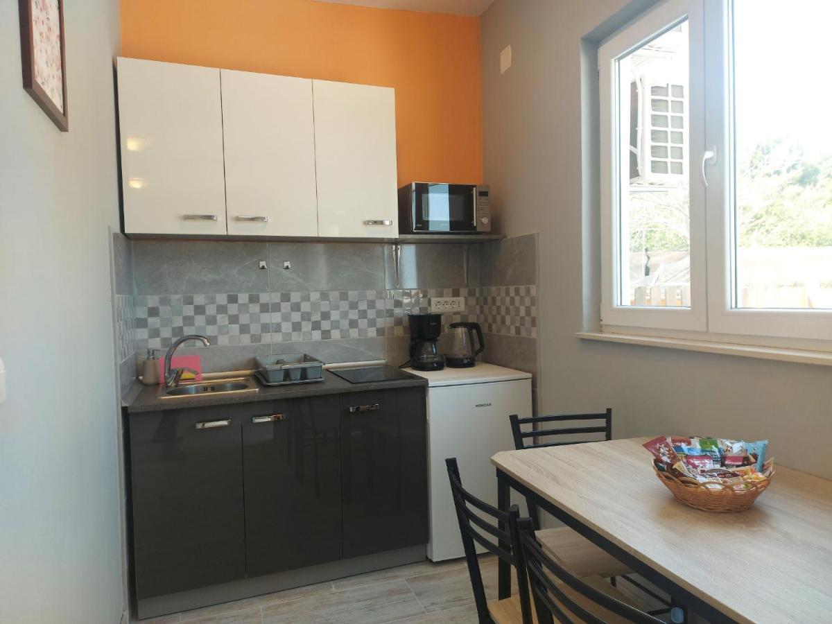 Studio Apartment Palmira Liznjan Luaran gambar